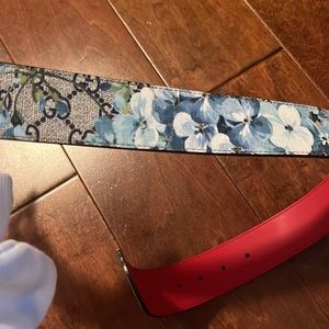 This is from Gucci and it’s a size 23 ! the color are beautiful blue flowers